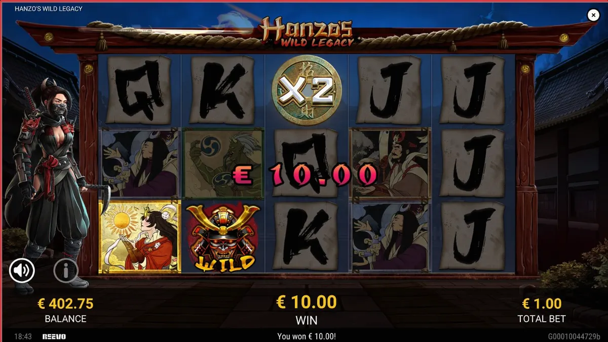 Seorang ninja wanita berdiri di depan gulungan slot Hanzo’s Wild Legacy dengan latar belakang malam bulan purnama.
